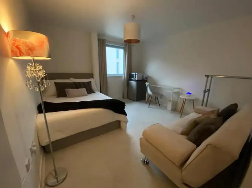 Homestay Xl Bright Room+Parking+Fridge+Micro - 20Min London Bridge - 3 Min Walk To Train/Bus Station