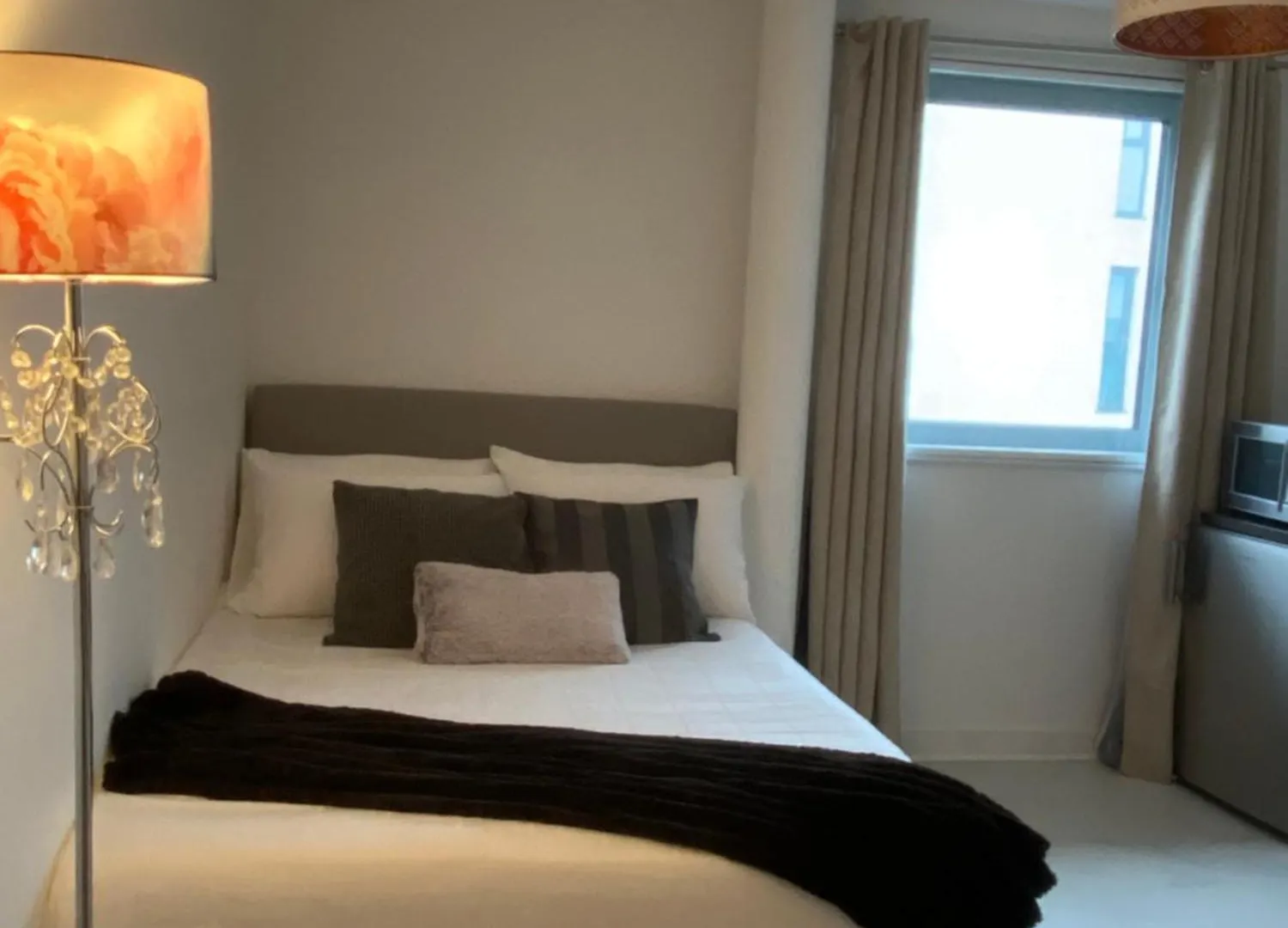 Homestay Xl Bright Room+Parking+Fridge+Micro - 20Min London Bridge - 3 Min Walk To Train/Bus Station